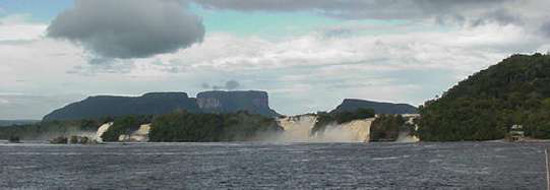 Saltos en la Laguna de Canaima