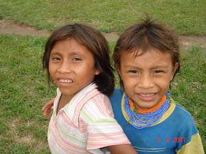 Ni&ntilde;os indigenas del Amazonas