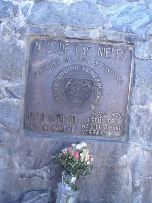 placa de la estatuta Virgen de las Nieves