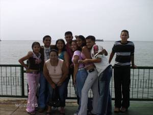 Todos en la vereda del lago