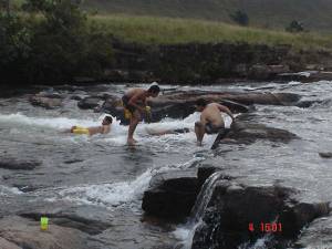SALTO CAMA MERU