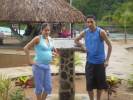 mi esposo y yo en el tobogan  de la selva