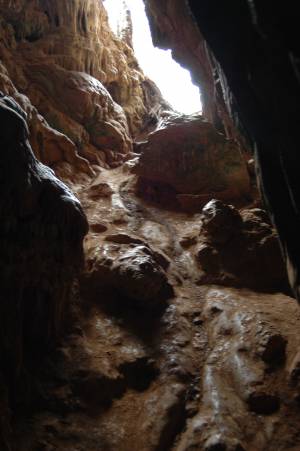 en la entrada de la cueva del indio