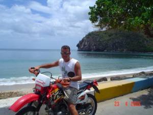 paseo al frente de la playa de rio caribe