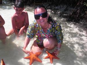 ESTRELLAS DE MAR DUERMEN EN LA CIENAGA