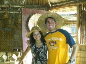 dorian y yo en la tienda de artesania de la laguna