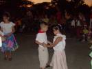 niños de la urb. el cardenal bailando el galeron