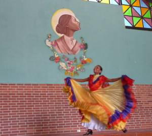 La Profesora Elvia Arévalo de Danzas Caguacao 
