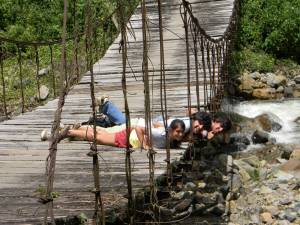 Los hermanos en el puente colgante