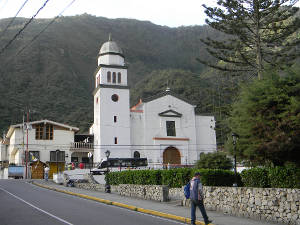 La iglesia frente a la Plaza Bolvar