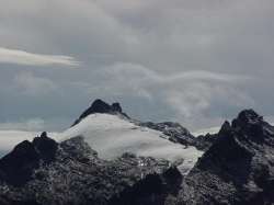 Pico de Humboldt ( direita) e Bomplant ( esquerda)