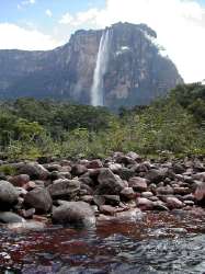 El Salto Ángel desde lejos con un río delante