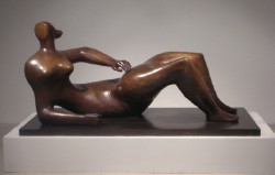 Henry Moore 1982, Zurckgelehnte Figur