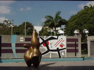 Estatua y mural
