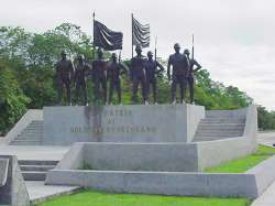 Monumento ao soldado venezuelano, na entrada do campo