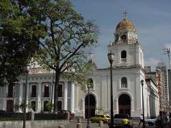 Igreja em frente  Praa Sucre