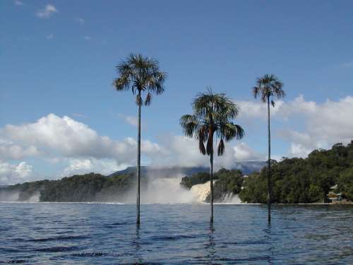 Canaima lagoon