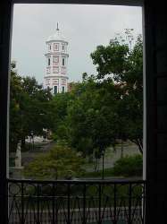Ventana de la sala del congreso con vista a la catedral