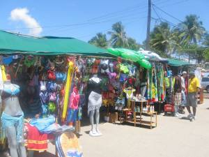 Buhoneros en playa el agua