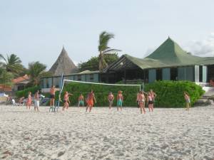 jugando voleibol en playa el agua