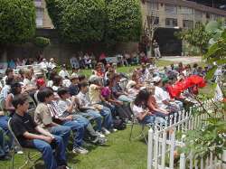 Grupo de nios en una visita preparatoria para su primera comunin