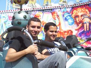 Con Danny Perez en otra de las atracciones del parque