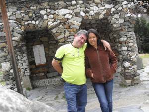 Mi esposa y yo en la iglesia de piedra. Mucuchies, Mérida
