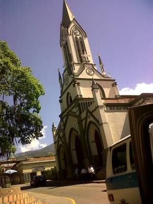 Iglesia frente a la Plaza
