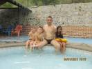 Papá y los niños en la piscina