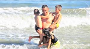 Papá con sus hijos en la playa