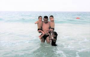 Papá con sus hijos en la playa