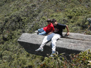 Con los pies guindando...