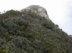 Detrás de la loma, el pico Oriental