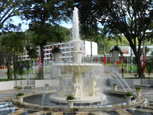Fuente y detrás el círculo militar