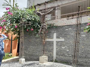 Escultura de Jesucristo frente a la capilla