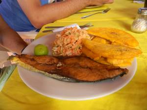 Pescado con ensalada y tostón