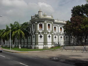 Cuartel frente a la plaza Bolívar