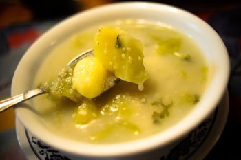 Sopa de pollo con plátanos