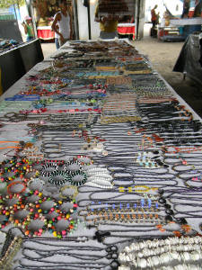 Variedad de collares y pulseras