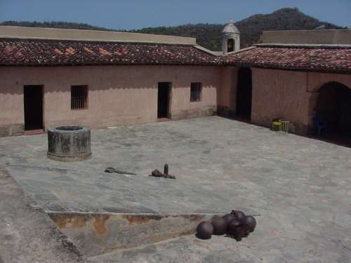 Patio del castillo de la Asunción en Margarita