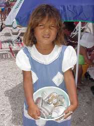 Niña vendiendo caracoles
