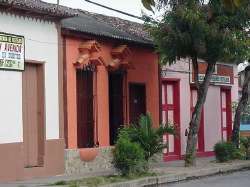 Faade de maisons ferme  la rivire de Caribe