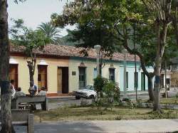 Faade de maisons ferme  la rivire de Caribe