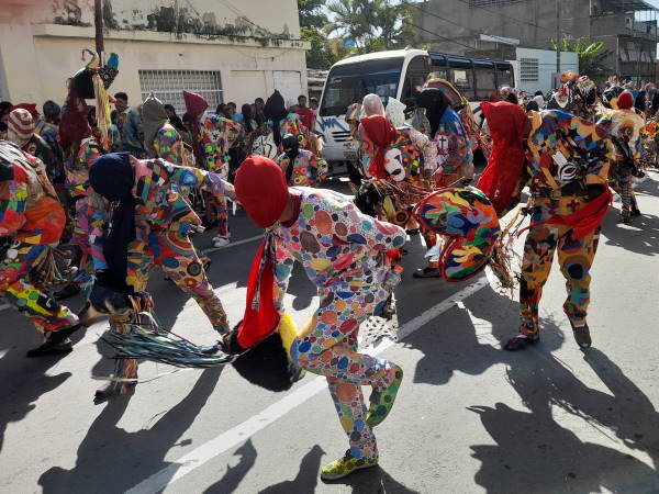 Diablos de Naiguatá bailando por la calle