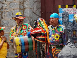 El cajero y el director de la procesión