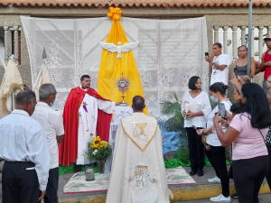 Oración frente a un altar